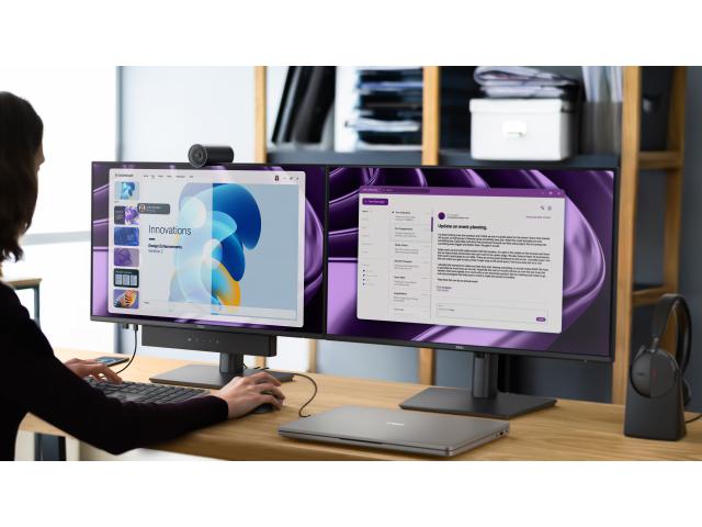 Dva Dell Pro 24 Plus USB-C Hub monitora jedan pored drugog na stolu, zajedno s priborom poput bežičnog miša i još mnogo toga.